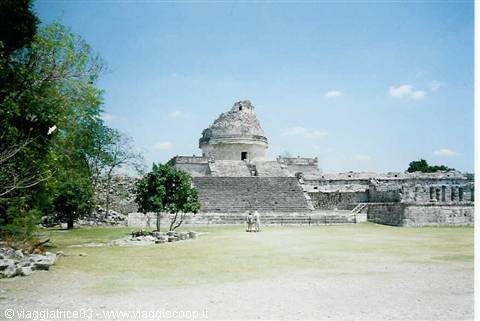 El Caracol observatory at Chichén Itzá, Maya stone building under sunlight