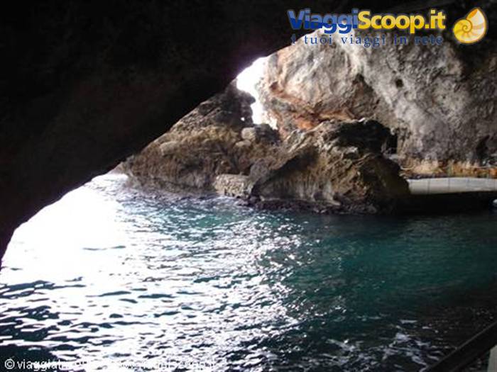 entrance to the Grotte del Bue Marino