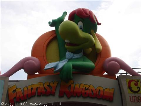 Green dragon statue Sedovlè on Fantasy Kingdom sign at Gardaland