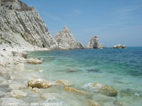 Due Sorelle beach, white cliffs and turquoise water at Monte Conero