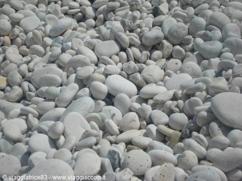 the white pebble beach
