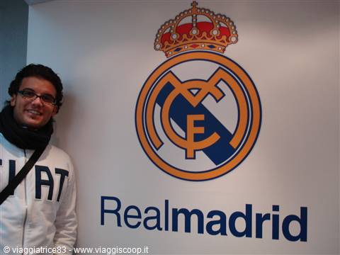 Smiling guy next to the Real Madrid logo, Santiago Bernabéu