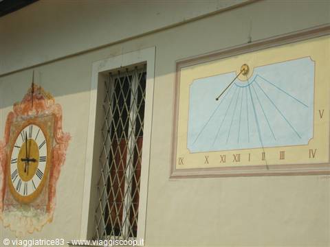 Sundial on the facade of the Convent facing the square of the basilica.