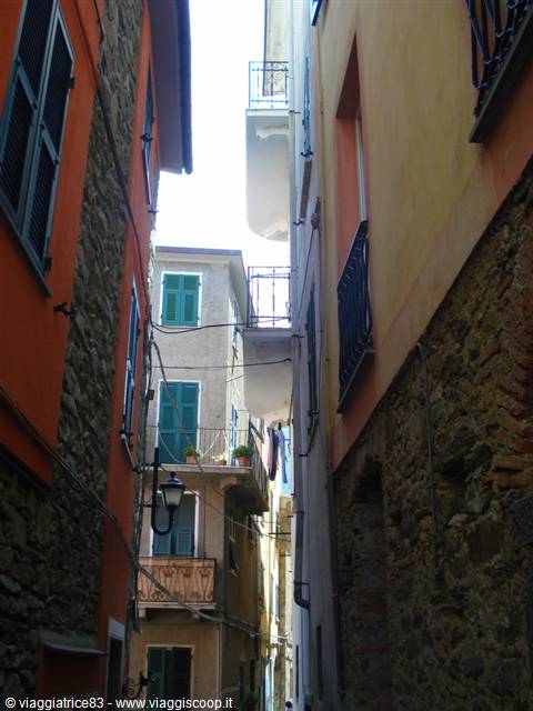the narrow streets of Corniglia