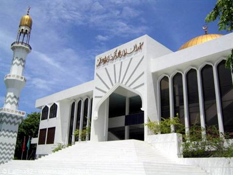 Grand Friday Mosque in Malé, white facade, zigzag minaret and golden dome