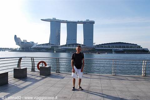 Tourist on Marina Bay promenade in front of Marina Bay Sands hotel