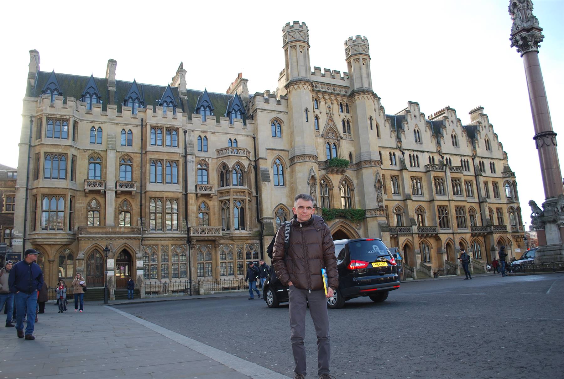 Turista davanti al palazzo neogotico del Dean's Yard a Westminster