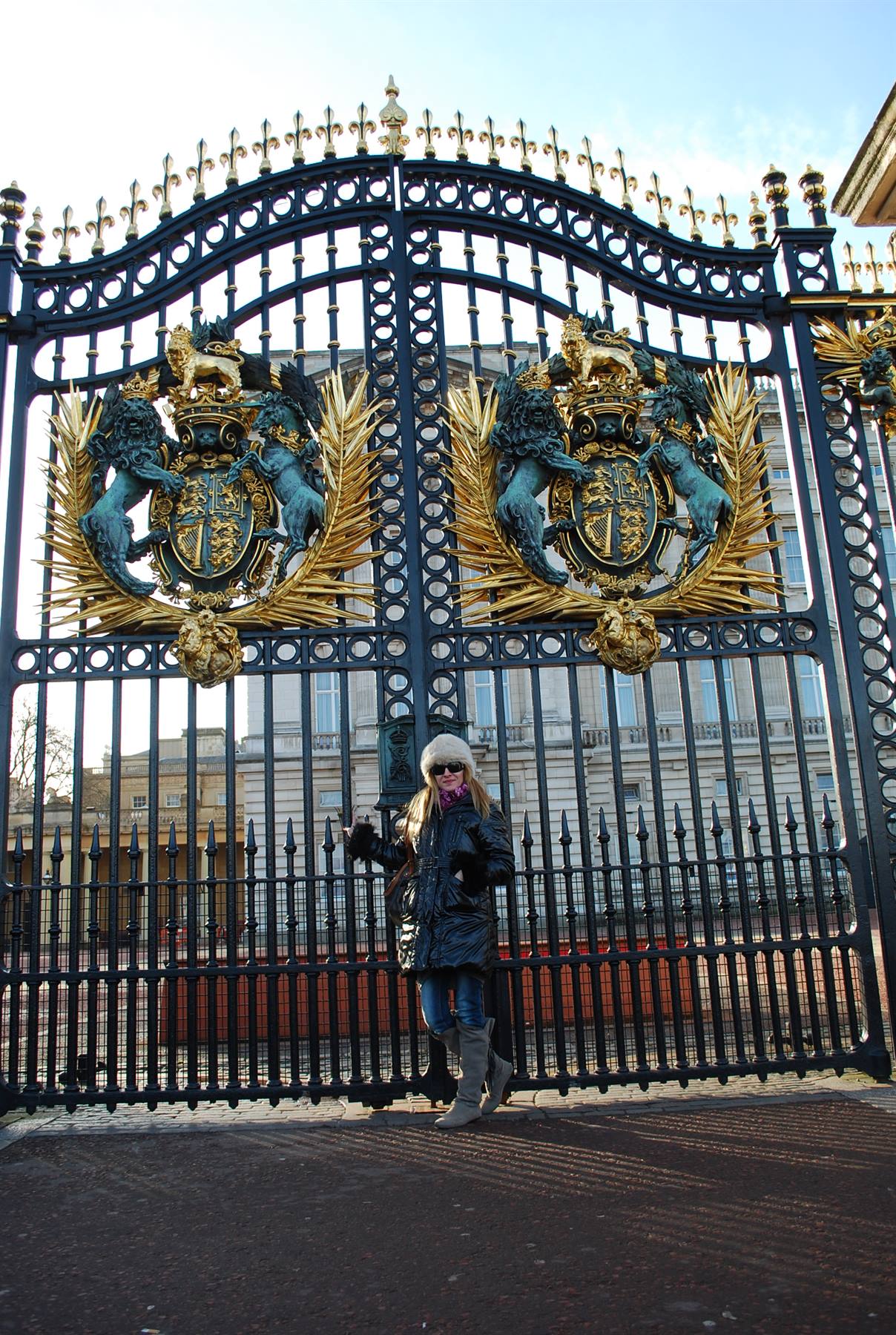 Turista davanti ai cancelli dorati di Buckingham Palace a Londra