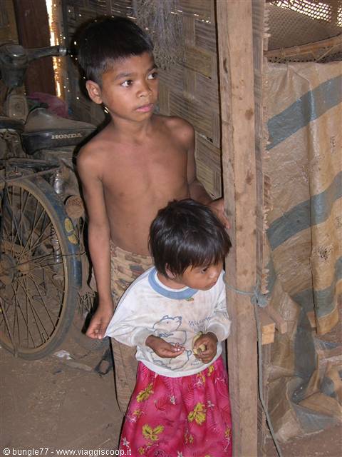 12 - On the road to Voen Sai - Curious children