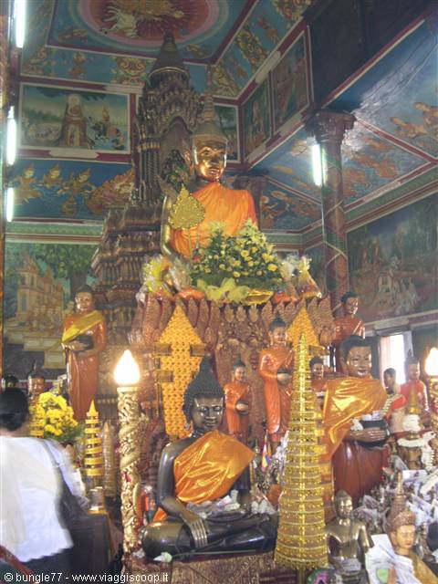 15 - PP - Wat Phnom - Buddhas