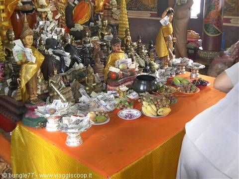 15 - PP - Wat Phnom - Offerings