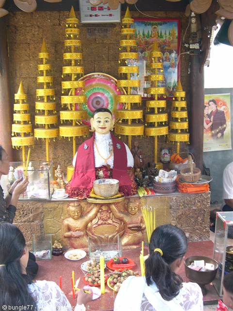 15 - PP - Wat Phnom - Triumph of kitsch