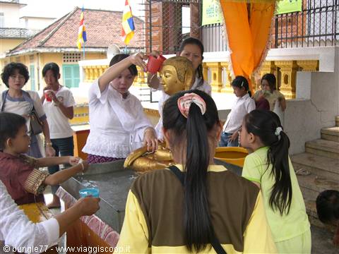 15 - PP - Wat Ounalom - Washing the Buddha