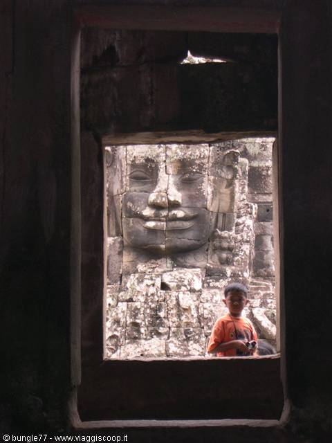 18 - Angkor - Bayon - Through the window
