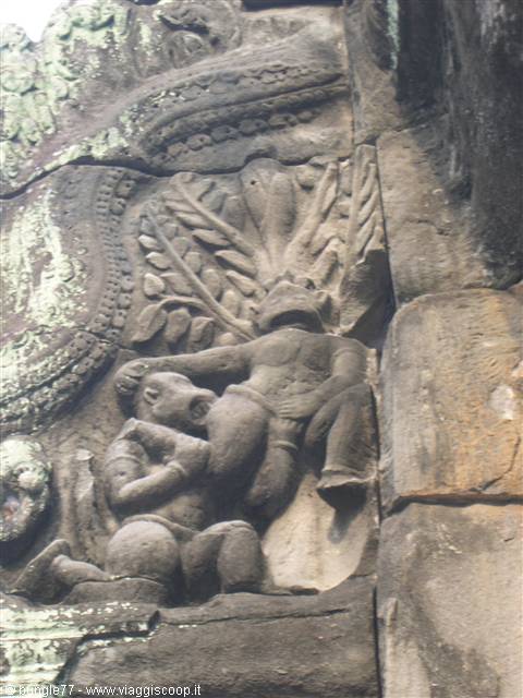 22 - Banteay Samre - Monkey biting its arse