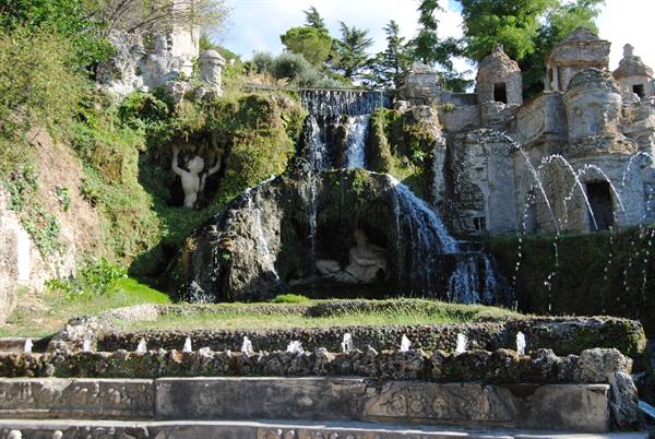 Fountain with waterfalls and stone statues at Villa d'Este, Tivoli