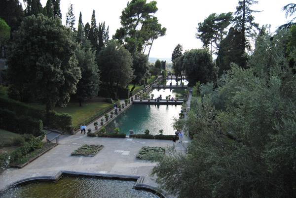 Villa d'Este in Tivoli: fountains, tree-lined avenue and strolling visitors
