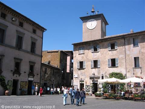 passers-by in a square in Orvieto