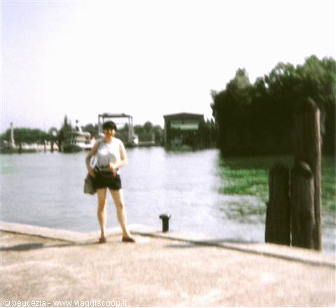 Peschiera: little harbour, detail with tourist in the background