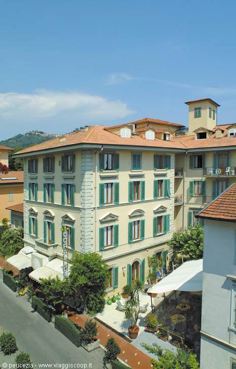avenue seen from the hotel