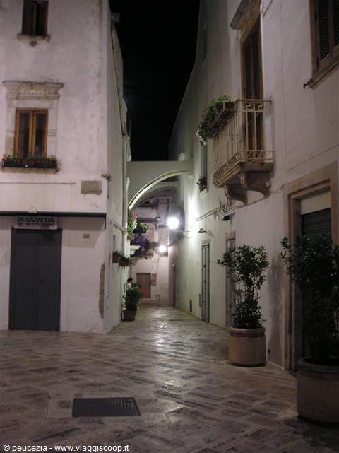characteristic arch in the historic centre of Locorotondo