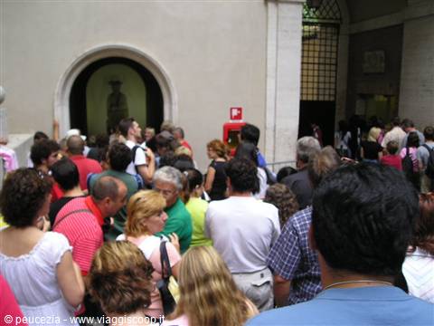 crowd at the papal tombs
