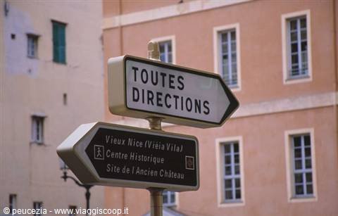 Directional sign in Nice: "Toutes Directions" pointing to Vieux Nice