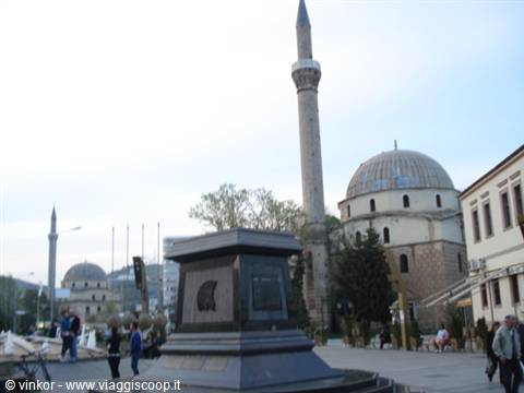 Bitola: town square with mosques and monument to Philip II of Macedon