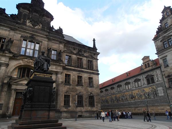 monument and wall with images of the Prussian kings