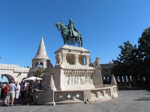 the statue of the first Hungarian king, St Stephen