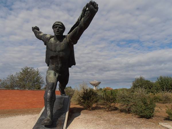 statue of Memento Park