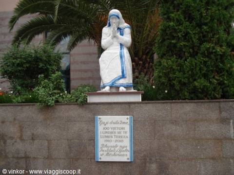 the statue of Mother Teresa in Tirana