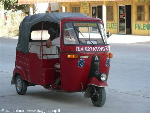 Santa Elena (Guatemala): a mototaxi