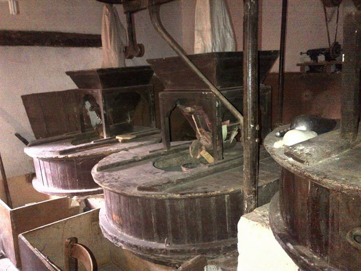 Macine in legno di un antico mulino, illuminate da luce naturale diffusa
