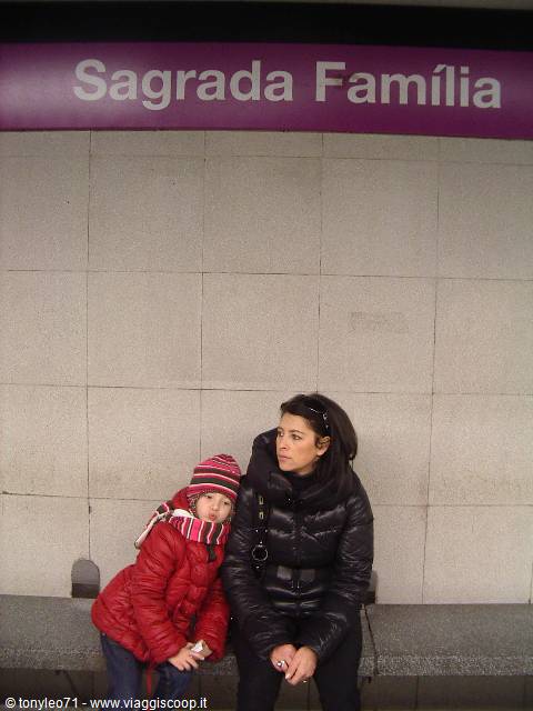 tiredness after a day around at the metro stop 'sagrada familia'