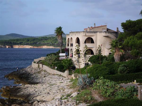SMALL VILLA ON THE ROCKS 