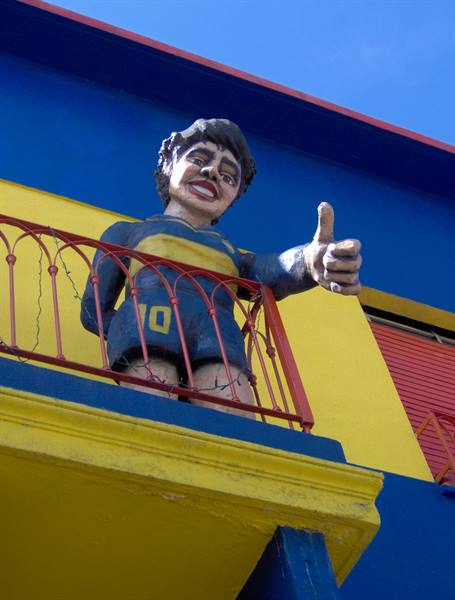 Maradona statue giving thumbs-up from a painted balcony, Caminito, La Boca