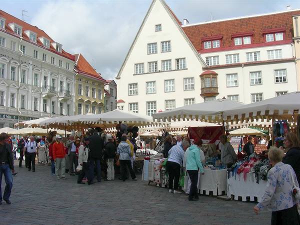 THE SQUARE WITH THE FINNISH MARKET