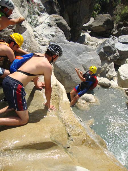 The descent is by rope and it is advisable to wear high-grip shoes