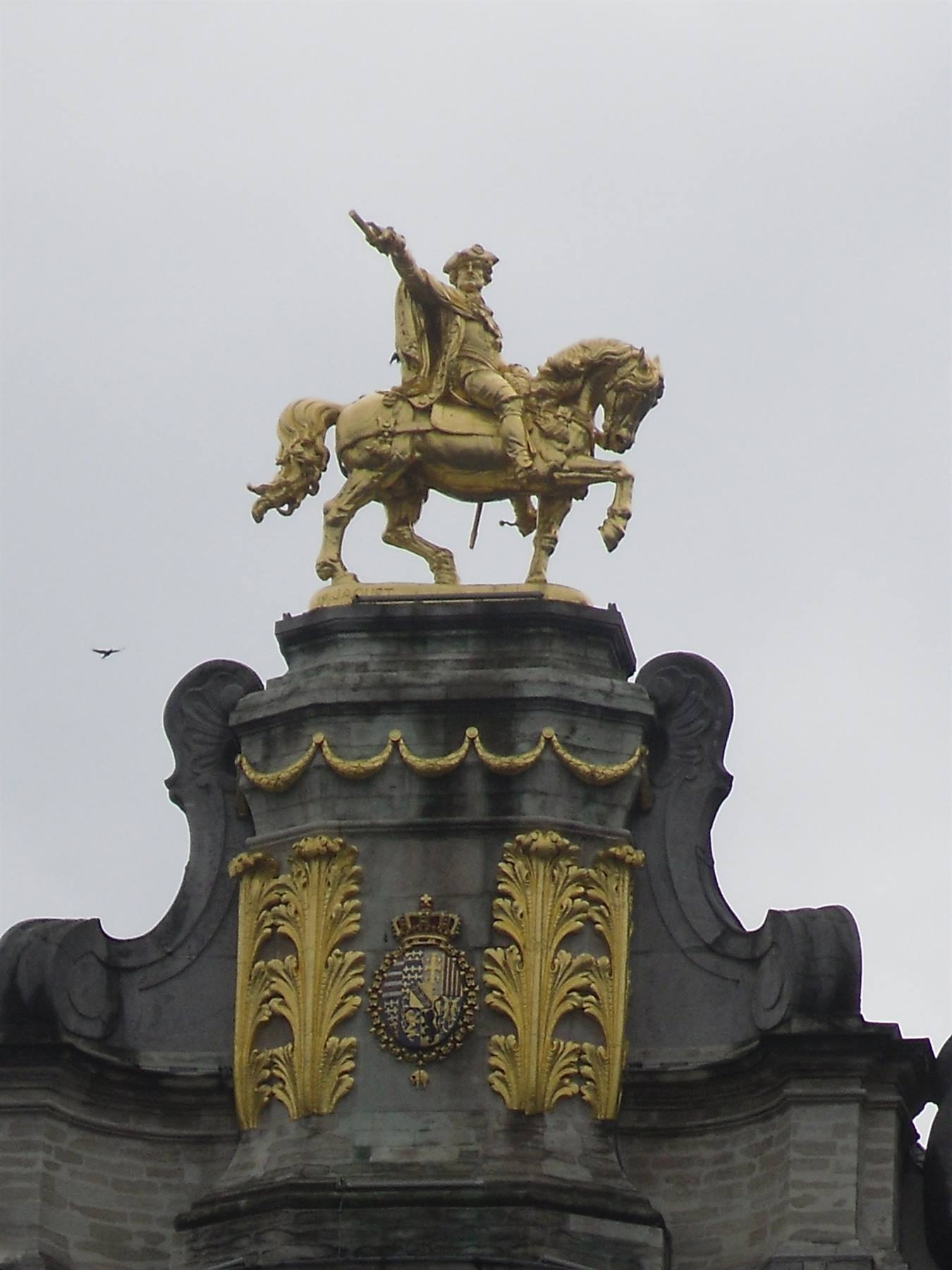 particolare di statua dorata della grand place