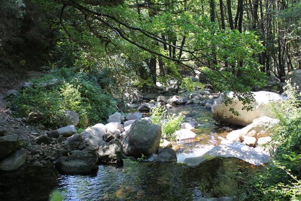Along the path to reach the Marmarico waterfall