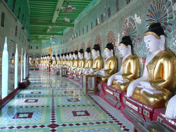 Mandalay Hill: temple of the 40 Buddhas