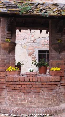Castles and medieval villages in Tuscany. The old well of Certaldo Alto (FI)