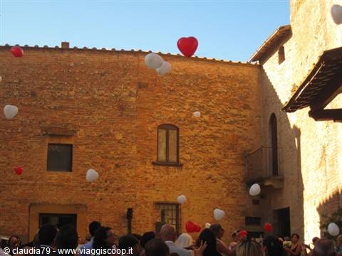 Wedding in Tuscany, in the medieval village of Certaldo Alto (FI), Church of SS. Jacopo and Filippo