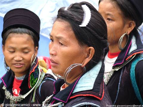 Women of black H'mong ethnicity