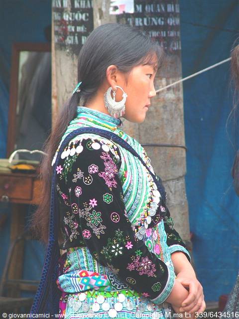 Sapa-girl H'Mong ethnicity in flowered dress