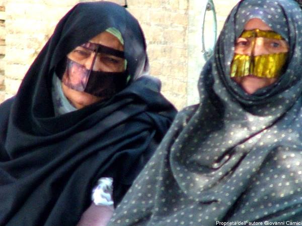 Women with bandari burqa