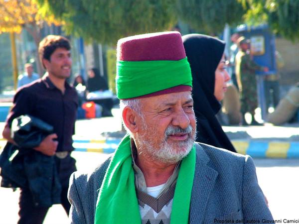 Mashhad-elder on pilgrimage to the sanctuary of Imam Reza