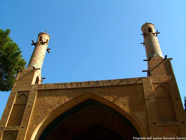 Isfahan-Manar Jomban-swaying minarets