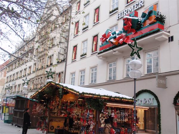 Christmas market stall in front of the Hirmer department store, Munich